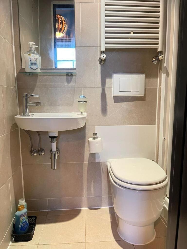 Portobello Road Artistic Studios 'Budget' Лондон Экстерьер фото