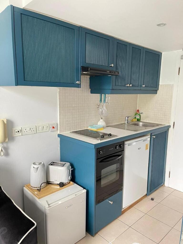 Portobello Road Artistic Studios 'Budget' Лондон Экстерьер фото