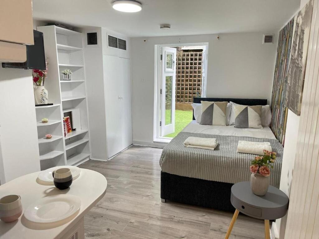 Portobello Road Artistic Studios 'Budget' Лондон Экстерьер фото