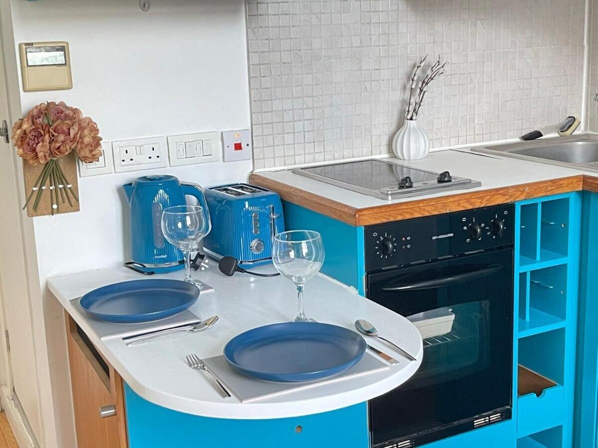 Portobello Road Artistic Studios 'Budget' Лондон Экстерьер фото
