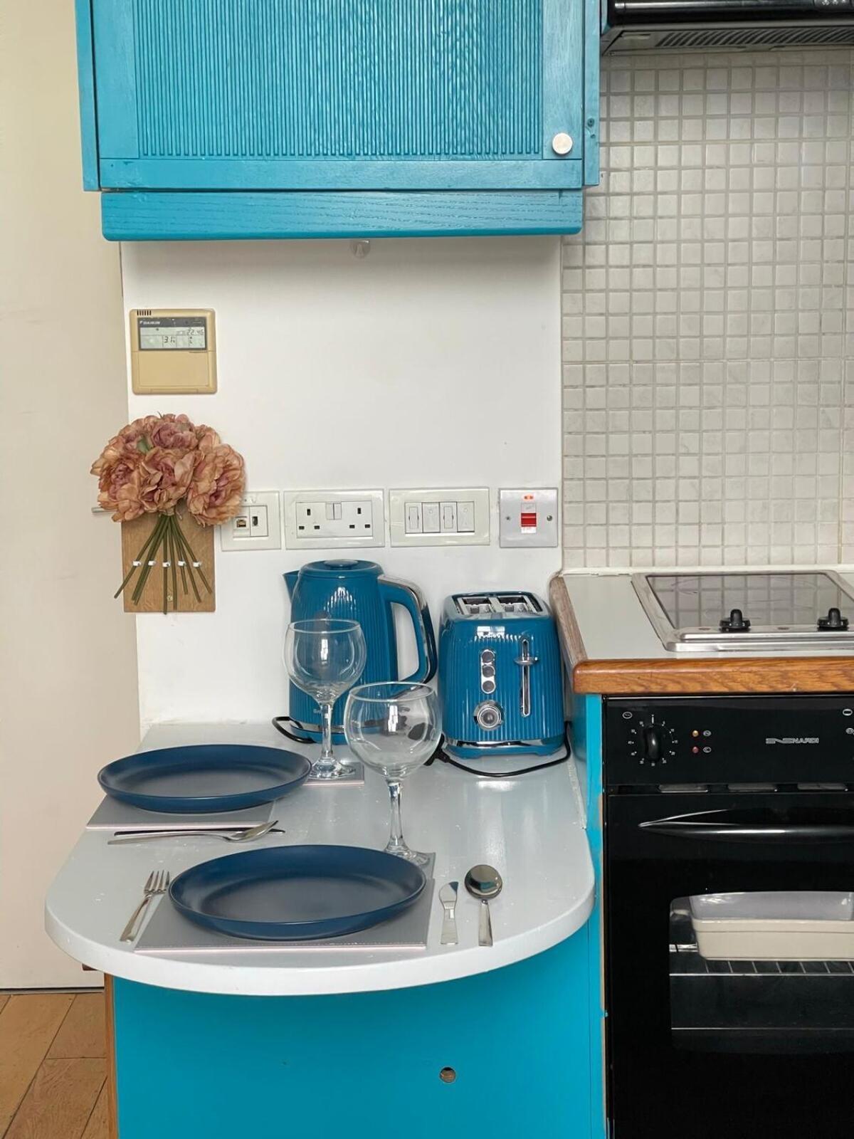 Portobello Road Artistic Studios 'Budget' Лондон Экстерьер фото