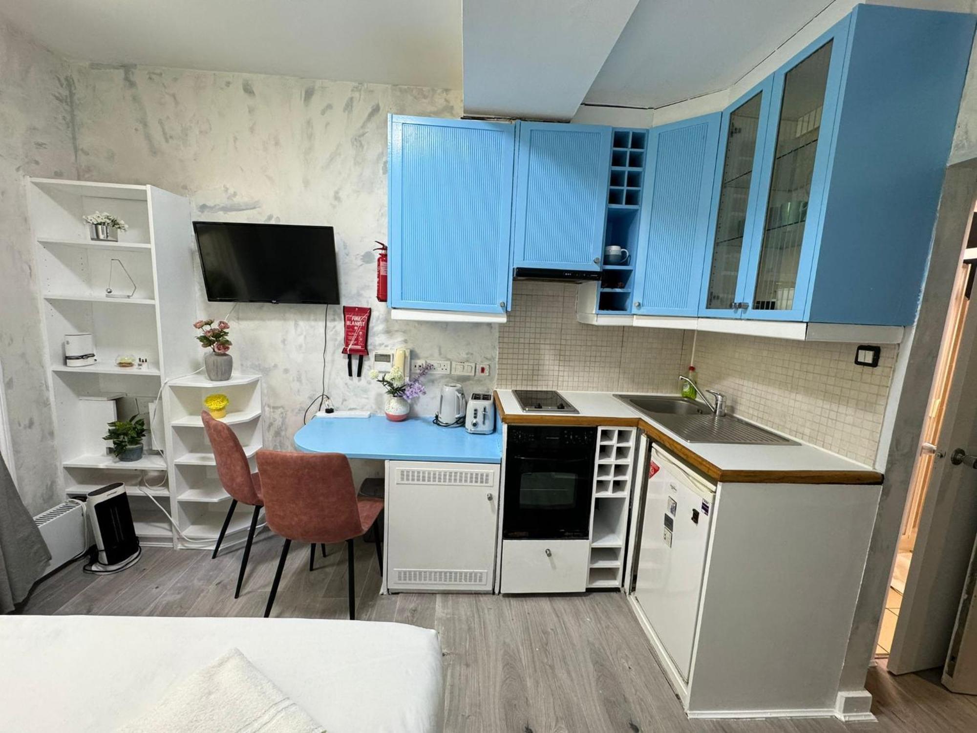 Portobello Road Artistic Studios 'Budget' Лондон Номер фото