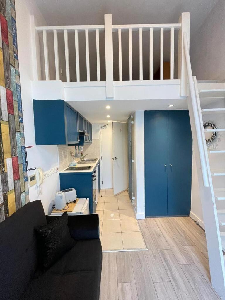 Portobello Road Artistic Studios 'Budget' Лондон Номер фото