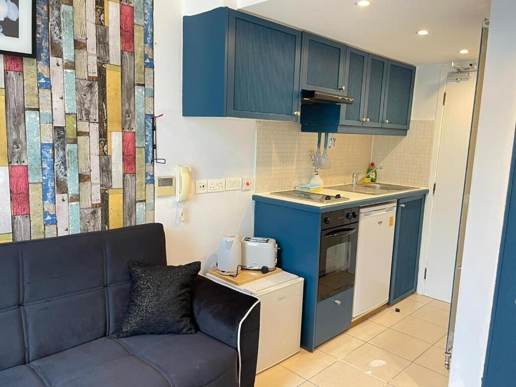 Portobello Road Artistic Studios 'Budget' Лондон Номер фото