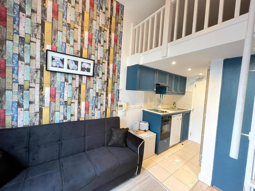 Portobello Road Artistic Studios 'Budget' Лондон Номер фото