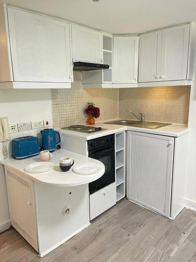 Portobello Road Artistic Studios 'Budget' Лондон Номер фото