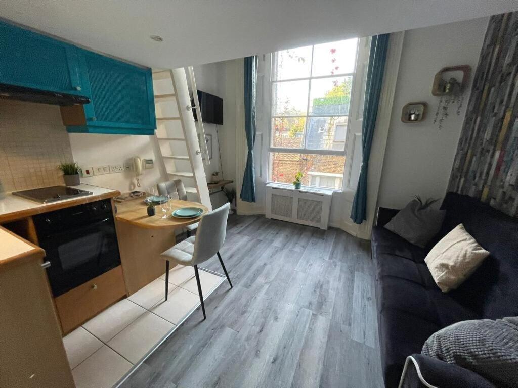 Portobello Road Artistic Studios 'Budget' Лондон Номер фото