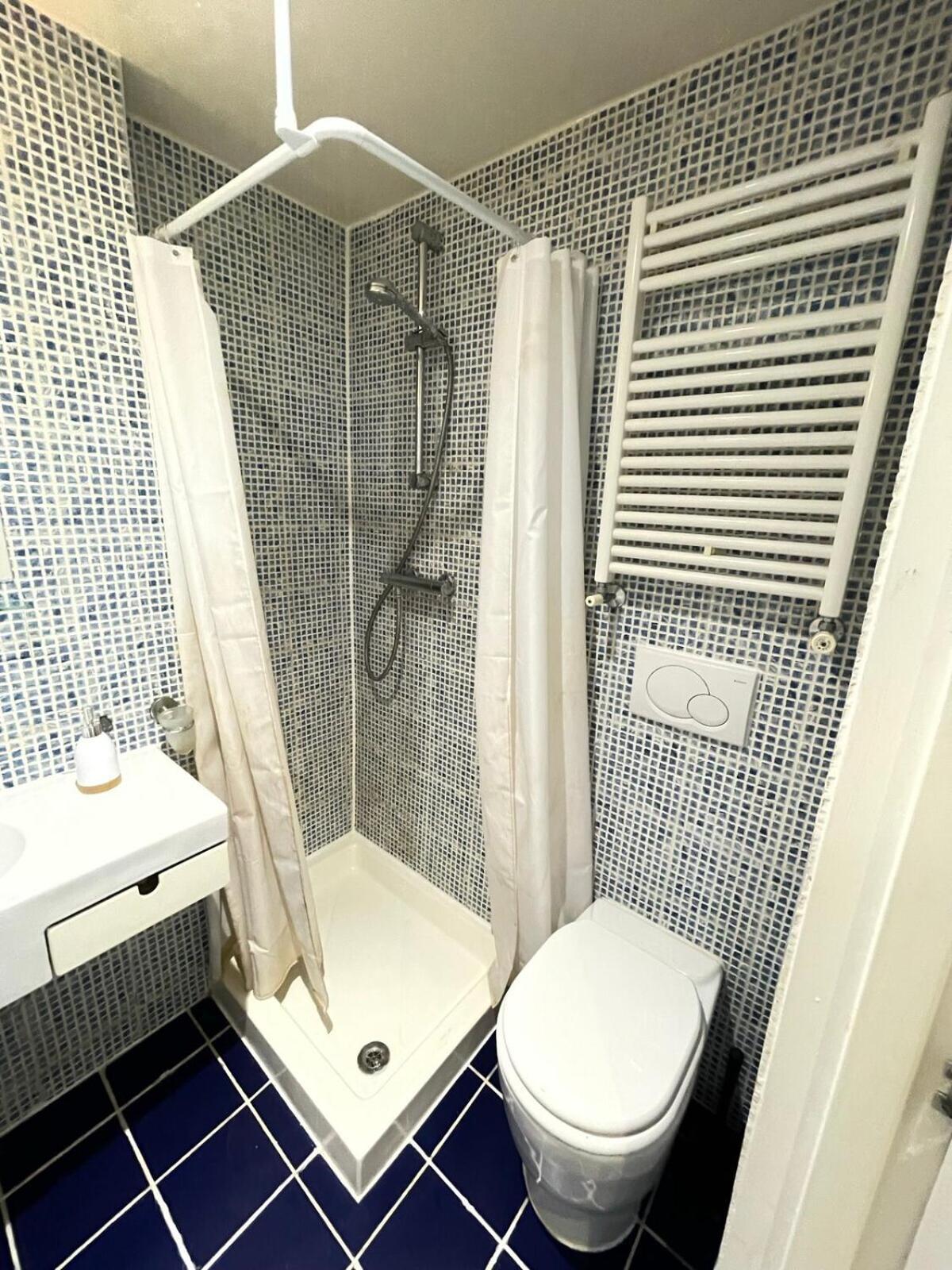 Portobello Road Artistic Studios 'Budget' Лондон Номер фото