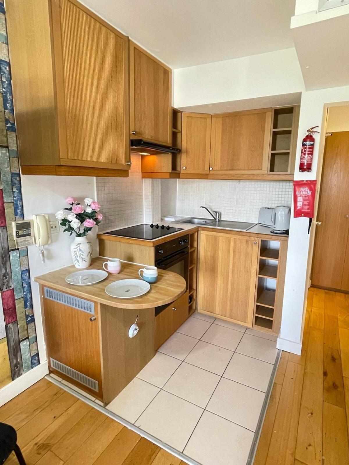 Portobello Road Artistic Studios 'Budget' Лондон Номер фото
